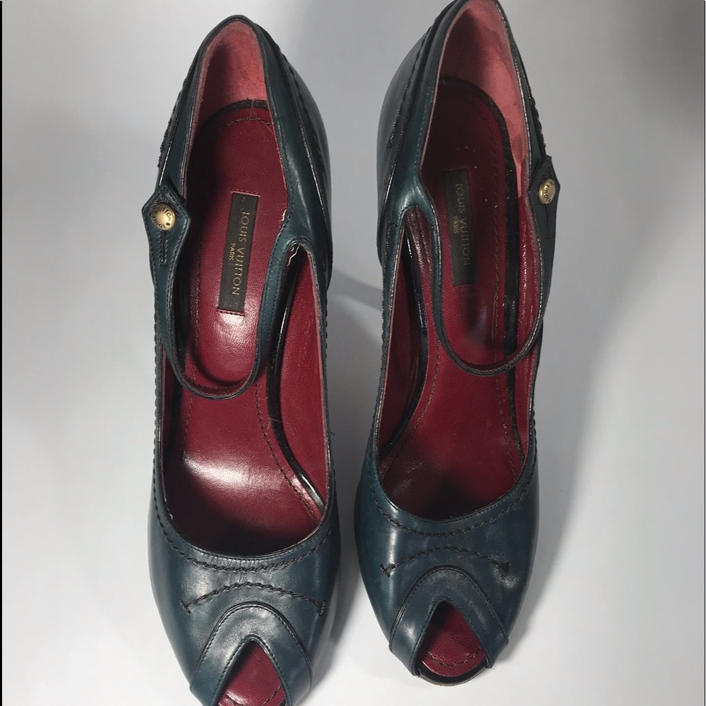 Adorable Louis Vuitton Navy Blue Pumps